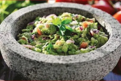 MOLCAJETE CON GUACAMOLE