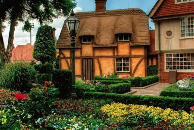 nature_house_flowers_flowerbed_ jigsaw puzzle