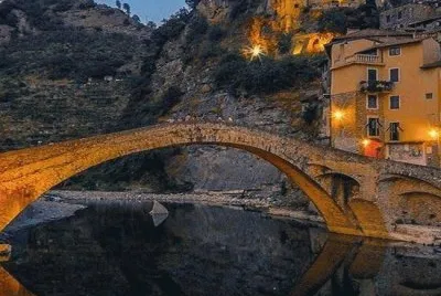 פאזל של El Pontecchio di Dolceacqua y su castillo-Italia