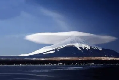 å„ç•°é›²å½©