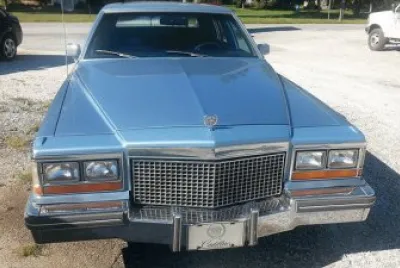 Auto 1981 Cadillac Fleetwood V 8 6 4