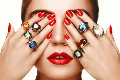 Anillos en todos los dedos