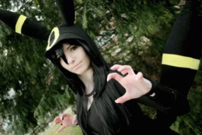 llevando puesto vestidos de pokemon pikachu