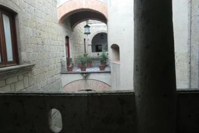 Rondando el bello edificio