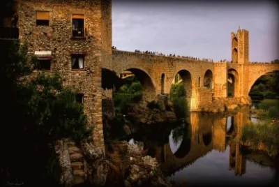 פאזל של Puente medieval-BesalÃº