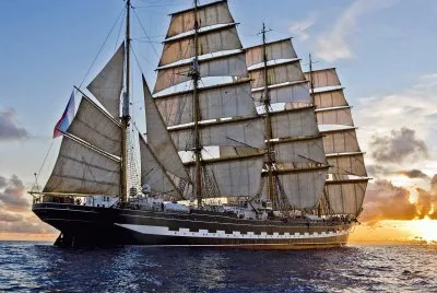 Velero en el mar