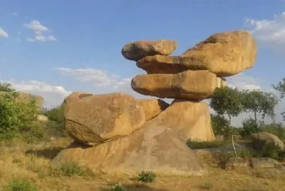 פאזל של balancing rocks Harare