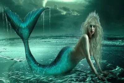 Sirena en la orilla del mar.