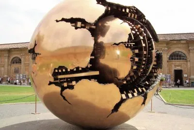 Escultura patio central de El Vaticano.