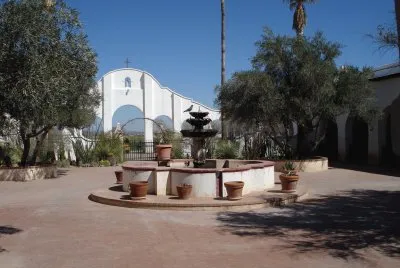 El patio de la MisiÃ³n