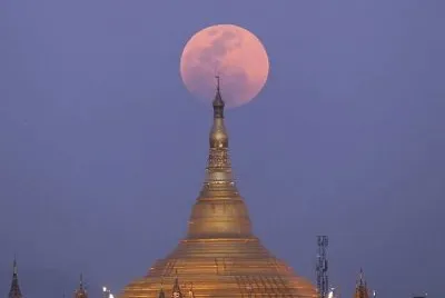 Pagoda Uppatasanti, vista desde Naypyitaw, Myanmar