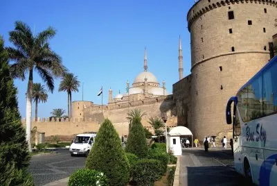 Mezquita y fortaleza en El Cairo, Egipto.