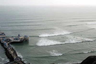 Mar y surfistas en Lima, PerÃº.