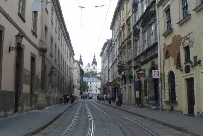 פאזל של Vista de uma rua de Lviv, na UcrÃ¢nia