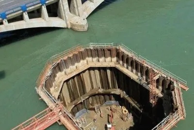 ConstrucciÃ³n de un cimiento en el agua jigsaw puzzle