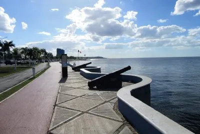 CaÃ±ones en el malecÃ³n de Ciudad Campeche.