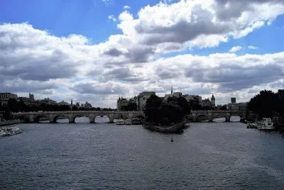 Puente sobre el rÃ­o Sena en ParÃ­s.