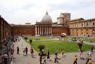 Patio central de El Vaticano.