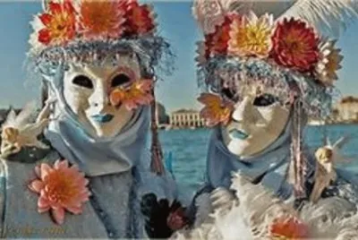 פאזל של Costumes chapeaux fleurs
