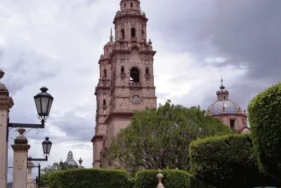 Torres y cÃºpula de la Catedral de Morelia.