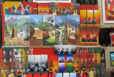 Pinturas en plaza de Miraflores, Lima.