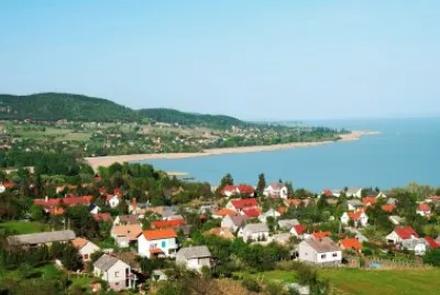 Ciudad en lago Balaton