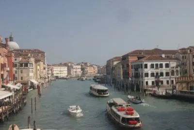 navigazione sul Canal Grande a Venezia