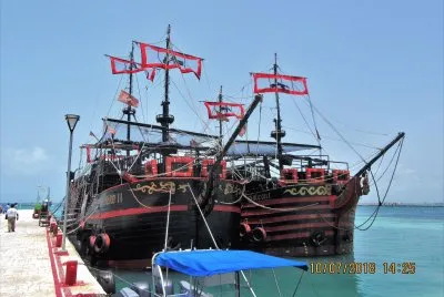 Galeones piratas en Puerto JuÃ¡rez, MÃ©xico. jigsaw puzzle
