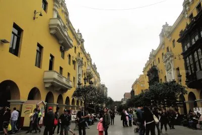 Calle peatonal en centro histÃ³rico de Lima, PerÃº.