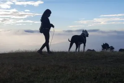 La niÃ±a y su mascota