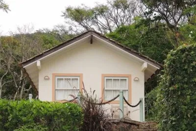 Uma casinha branca.