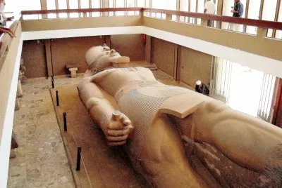 Coloso de RamsÃ©s II en Memphis, Egipto.