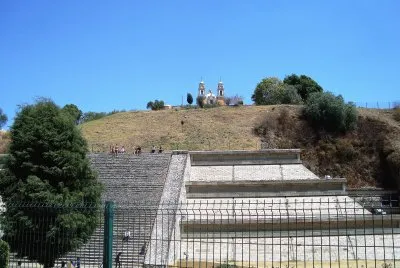 Templo y pirÃ¡mide en Cholula, Puebla.