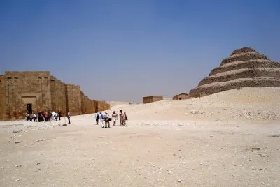 Templo y pirÃ¡mide en Memphis, Egipto.