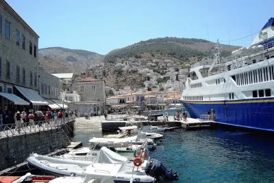 Arribo de crucero en isla griega del Mar Egeo. jigsaw puzzle