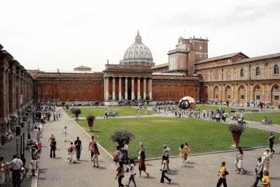 Patio central de El Vaticano, Italia.
