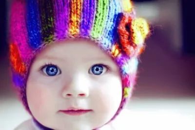bebe con gorro