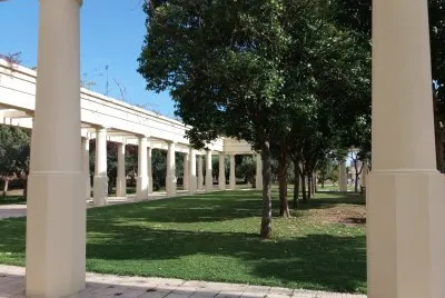 jardines junto al palau de la musica