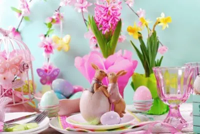 Gorgeous Easter Table with Kissing Bunnies