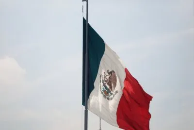 פאזל של Bandera mexicana en el ZÃ³calo, Ciudad de MÃ©xico.