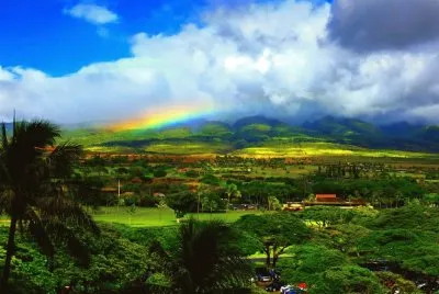 EN ESTA FOTO HAY UN ARCOIRIS MUY LINDO DE FONDO:3