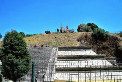 Templo y pirÃ¡mide en Cholula, MÃ©xico.