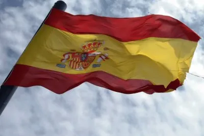 banderas en el puerto