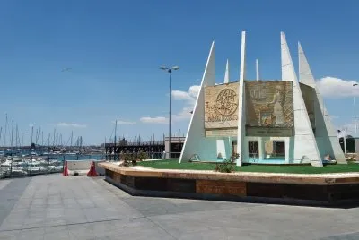 torrevieja-monumento al coralista jigsaw puzzle