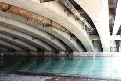 bajo el puente