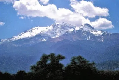 Vista de volcanes nevados en el Valle de Puebla. jigsaw puzzle