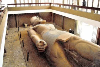 Estatua colosal en la antigua Memphis, Egipto.