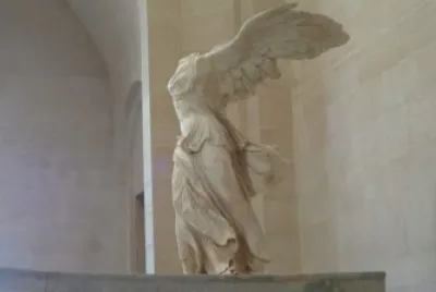 LA VICTORIA ALADA (LOUVRE)