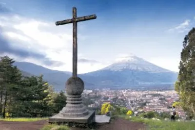 EL CERRO DE LA CRUZ ANTIGUA GUATEMALA