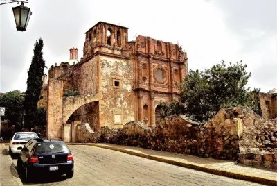 Ruinas de antiguo templo en Ciudad Zacatecas.